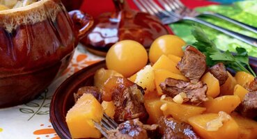 Отбивная говядина с картофелем в горшочке