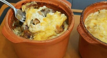 Курица в горшочке с картошкой и грибами