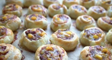 Рецепт булочек с копченой свиной грудинкой