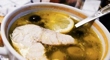 Суп с копченым салом и рыбой