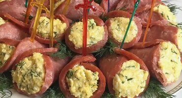 Холодная закуска с копчеными охотничьими колбасками, очень простая